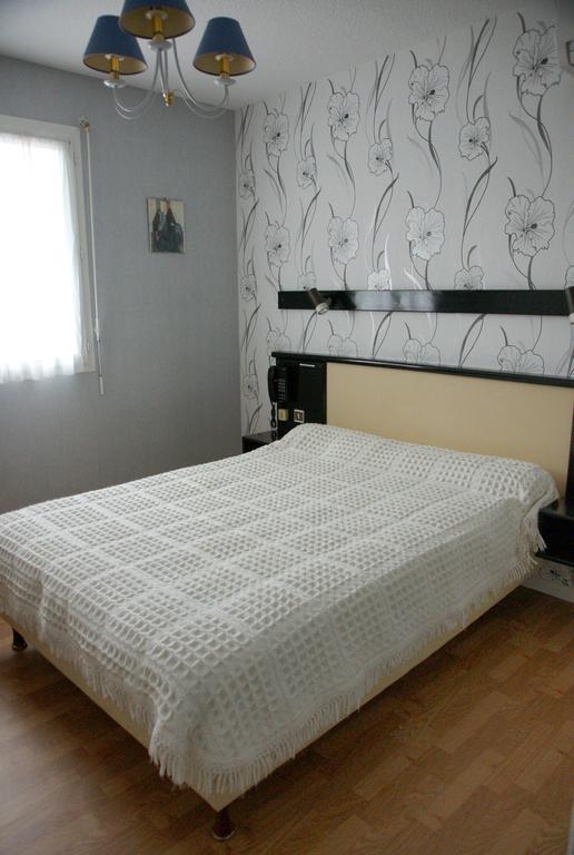 Hotel Restaurant Le Bourgneuf Morlaas Екстер'єр фото