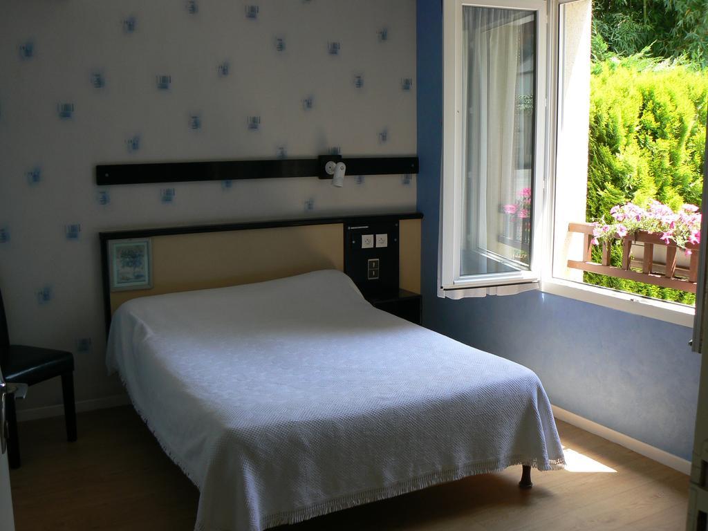 Hotel Restaurant Le Bourgneuf Morlaas Екстер'єр фото