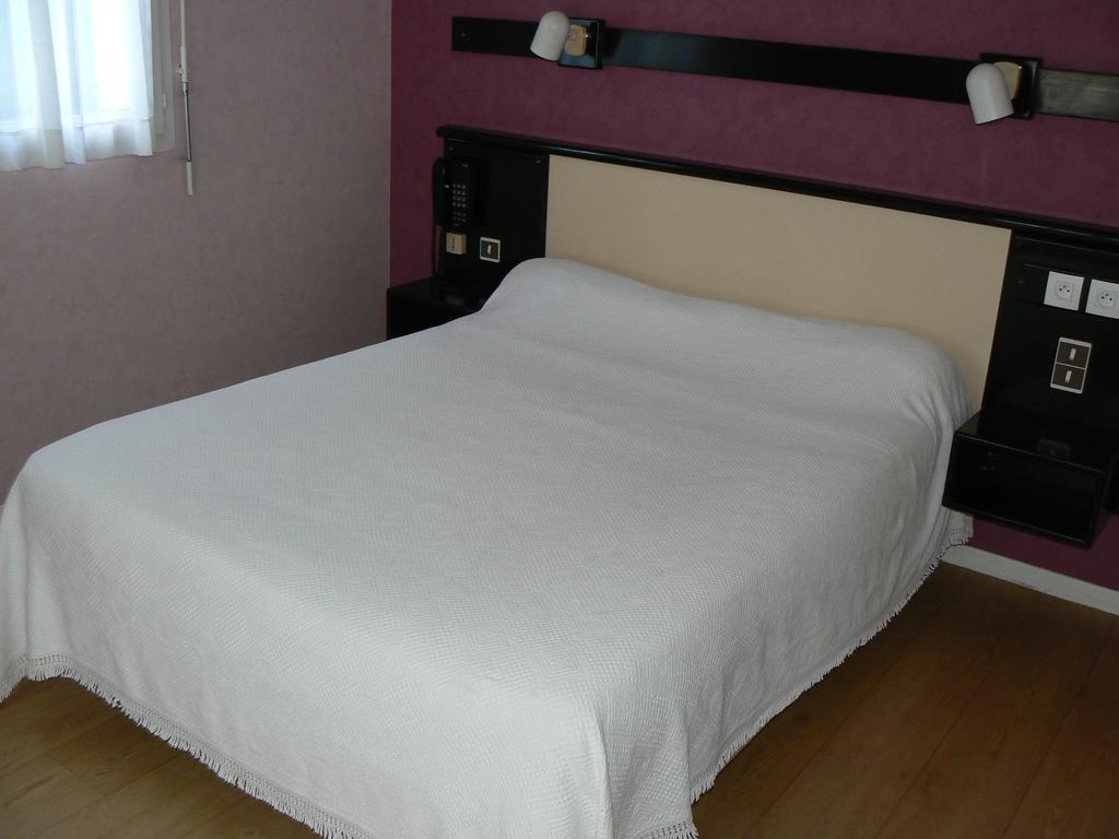 Hotel Restaurant Le Bourgneuf Morlaas Екстер'єр фото